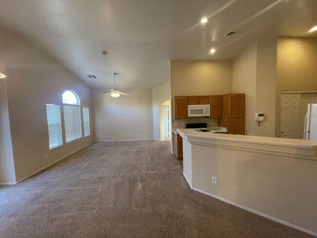 Building Photo - TOWN HOME IN GATED COMMUNITY