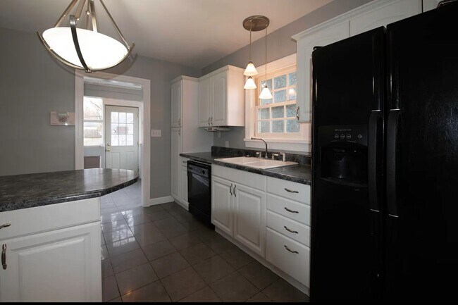 Building Photo - 3 bedroom/2 bath house