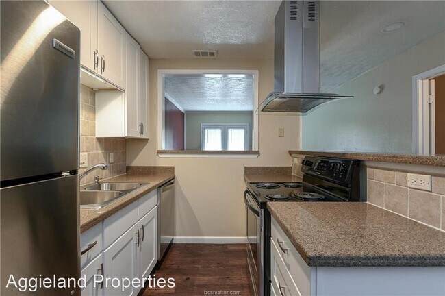 Building Photo - 2 br, 1.5 bath House - 1402 Summit St. Unit B
