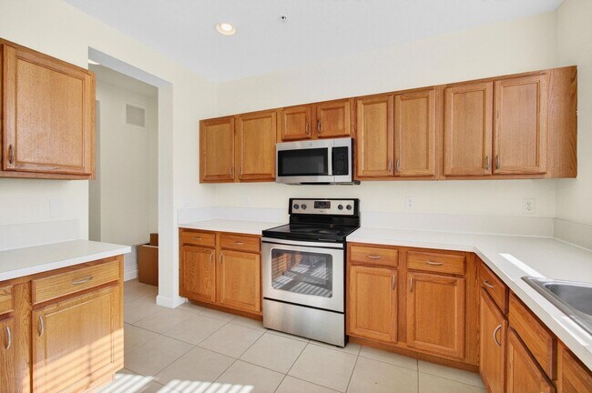 Foto del edificio - 4 BEDROOMS 3.5 BATHROOMS!! GATED COMMUNITY