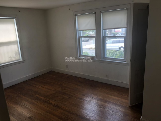 Building Photo - 3 bed 1 bath, first floor
