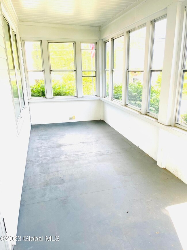 Building Photo - 318 Alplaus Ave