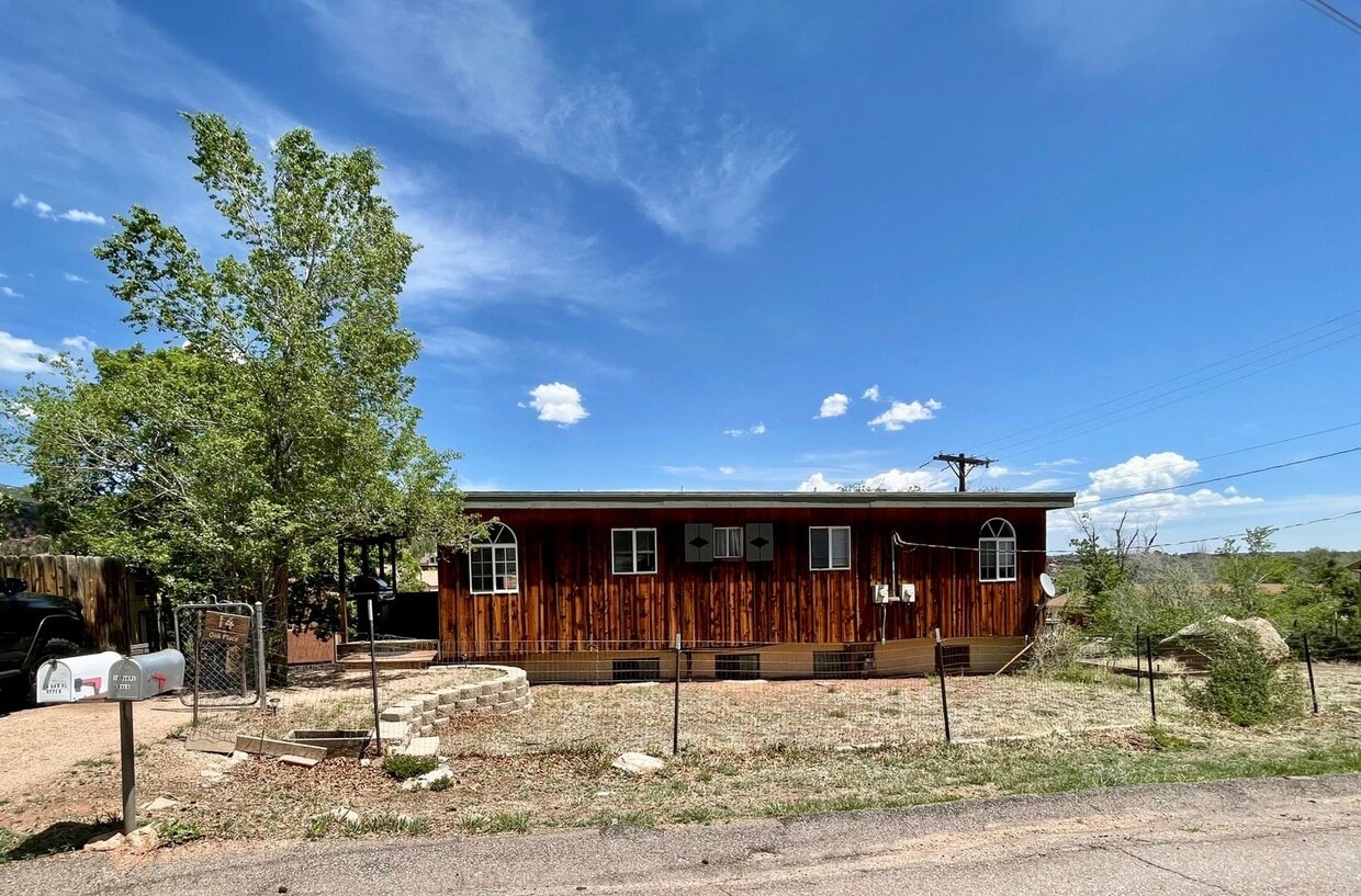 Manitou Springs 2 bedroom / 1 bath Available NOW - Manitou Springs 2 bedroom / 1 bath Available NOW