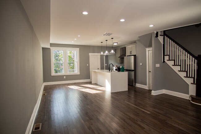 Building Photo - 3002 Cresmont Ave