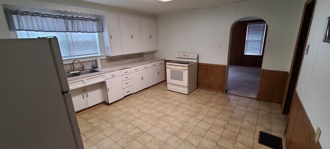 Large eat-in kitchen - 1101 Adams St