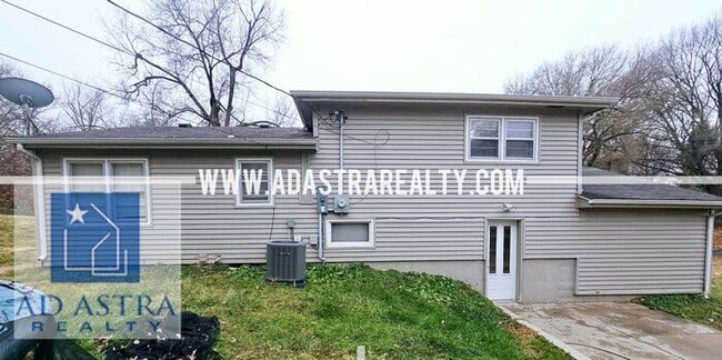 Building Photo - Open 3 Bed 2 Bath Home KCMO!!-Available in...