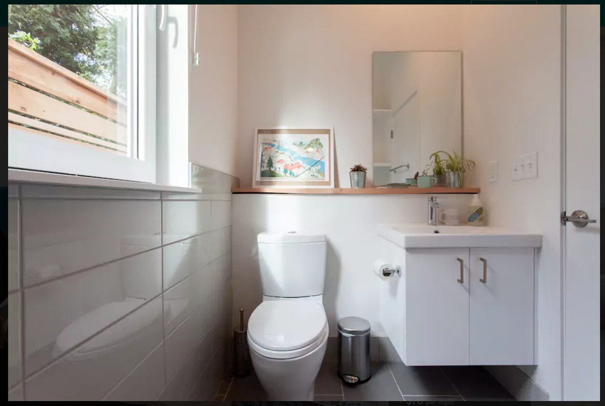 Modern Bath - 1518 Blandena N St