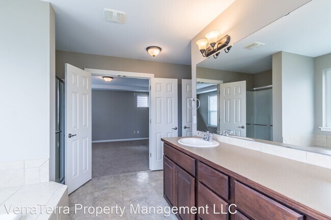 Building Photo - 3 br, 2.5 bath House - 3234 Highlands Blvd