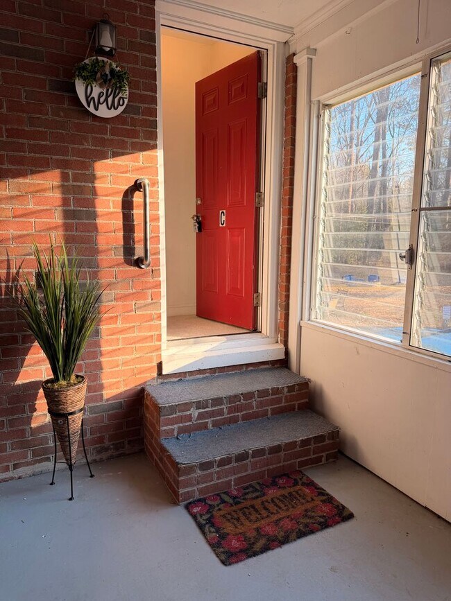 Foto del edificio - Cute-as-a-Button 2BR/2BA Apartment in Williamsburg VA | Private Entrance + Utilities Included