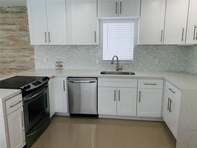 Foto del edificio - 2708 NE 32nd St