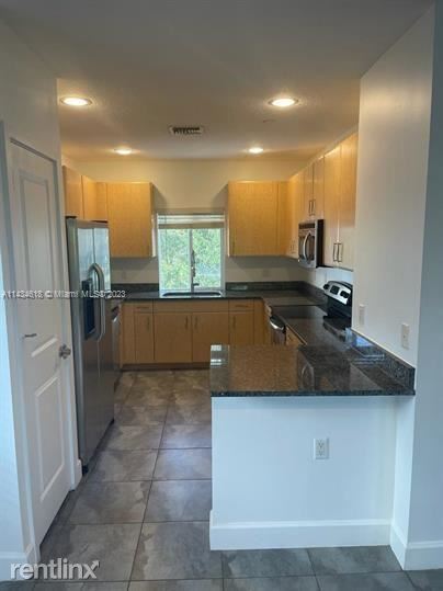 Foto principal - 3 br, 3.5 bath House - 609 NE 28th St Unit...