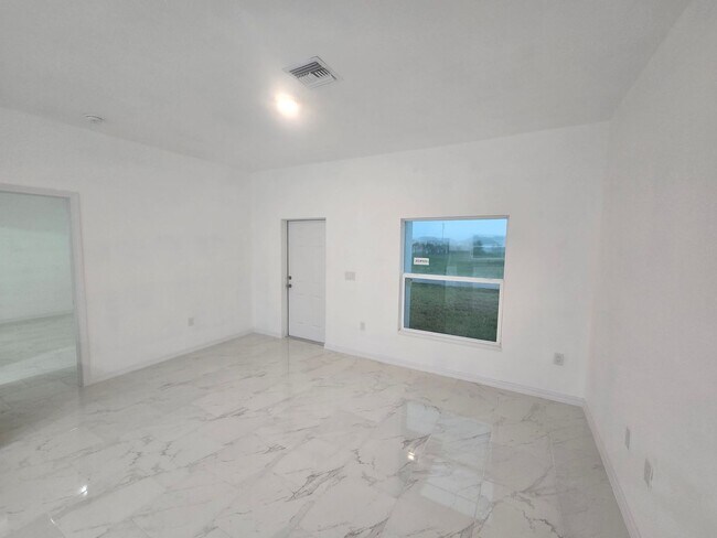 Foto del edificio - BRAND NEW THREE BEDROOM, 2 BATH, 1 CAR GAR...