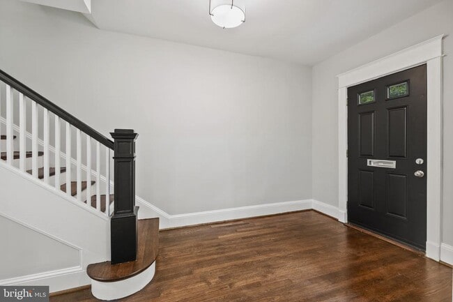 Foto del edificio - 3551 Hertford Pl NW