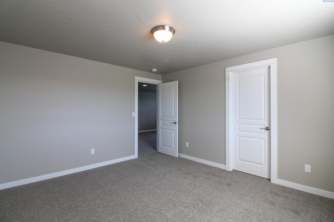 Foto del edificio - 4 Bed 2.5 Bath Large West Richland Home