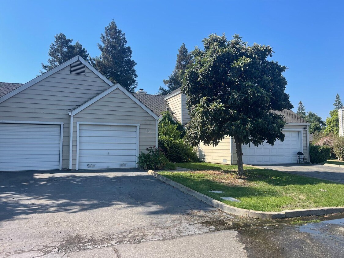 Foto principal - 2br/2ba condo with attached garage