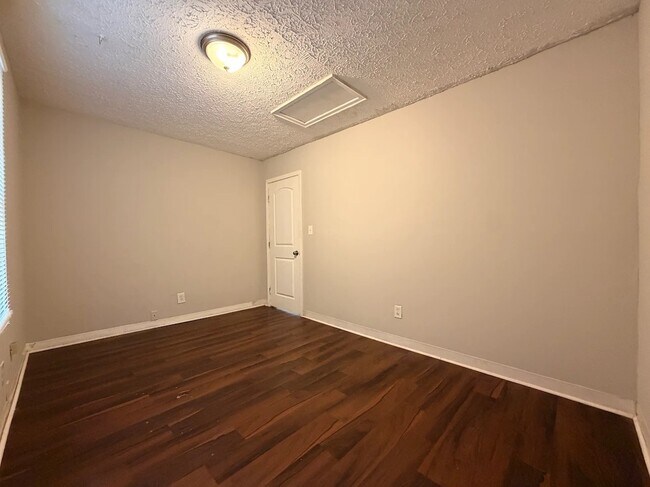 Foto del edificio - 4880 Hale Rd