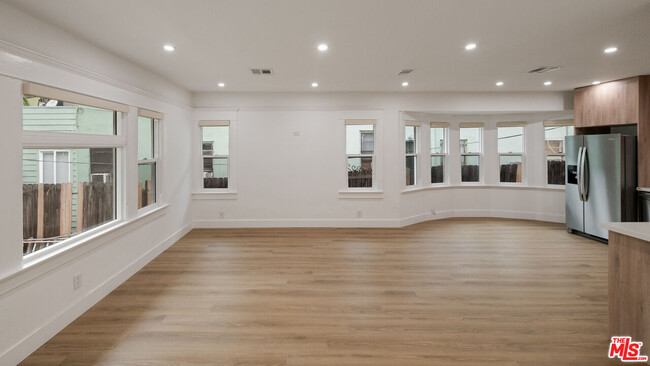 Foto del edificio - 5729 Carlton Way