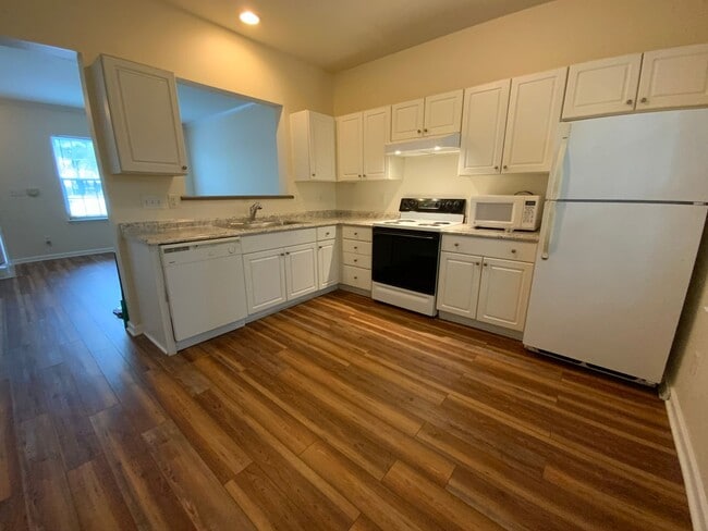 Building Photo - Updated 2 bedroom in fantastic location near Duke Med Center, on busline & convenient to many loc...