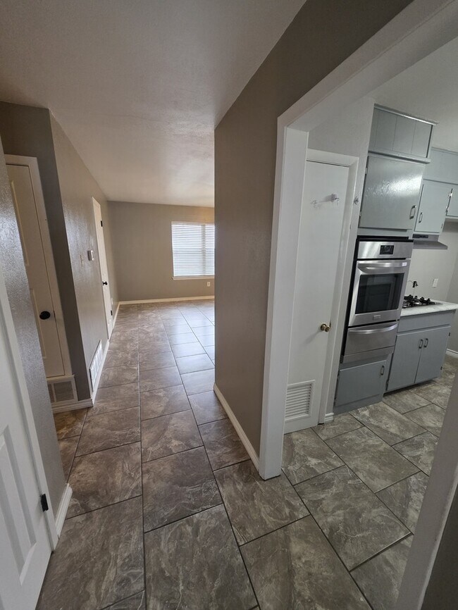Foto del edificio - 3 bed 2 bath home with 2 car garage!