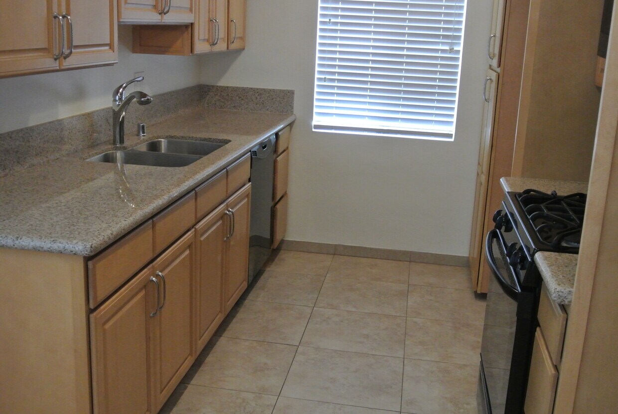 130 S Crescent Dr Unit 3, Beverly Hills, CA 90212 Apartments in