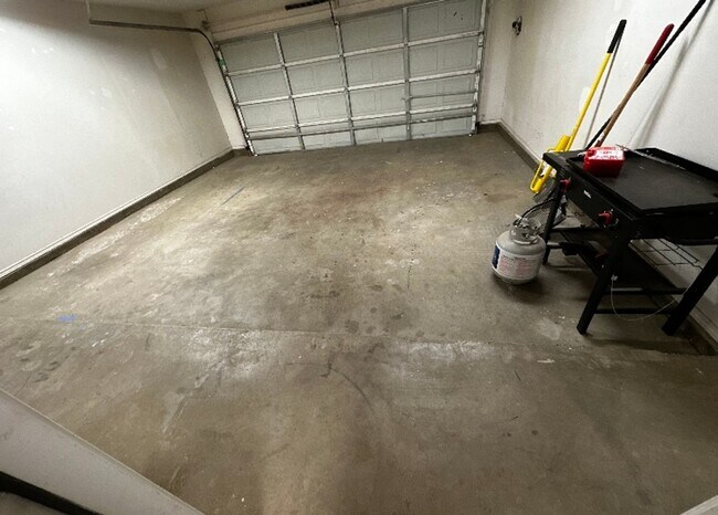 Building Photo - Incredible 3 bedroom, 2 bath