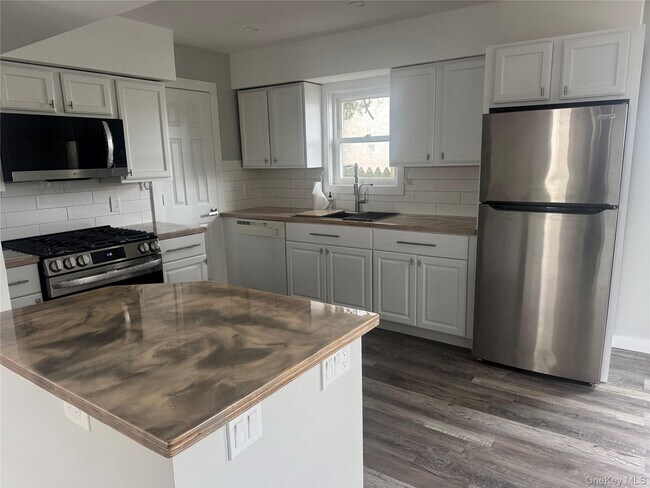 Foto del edificio - 216 E Hudson St