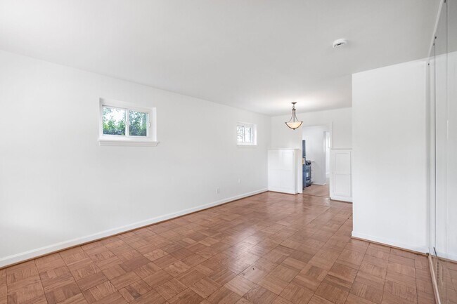 Foto del edificio - Charming 3 BR/1.5 BA Semi-Detached Home in...