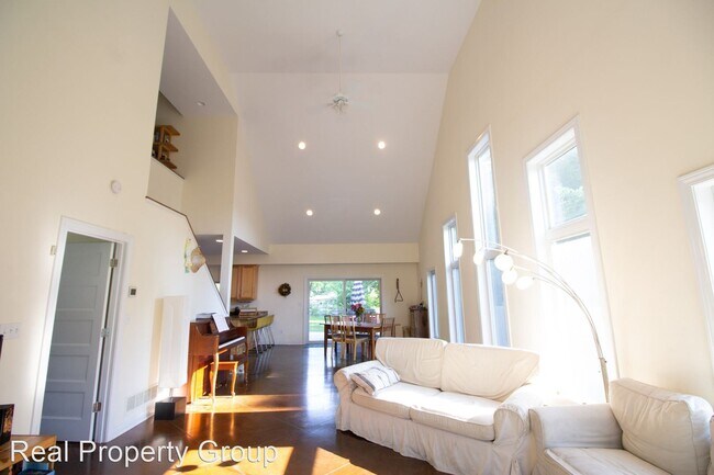 Building Photo - 4 br, 2.5 bath House - 1407 Pearl Ave