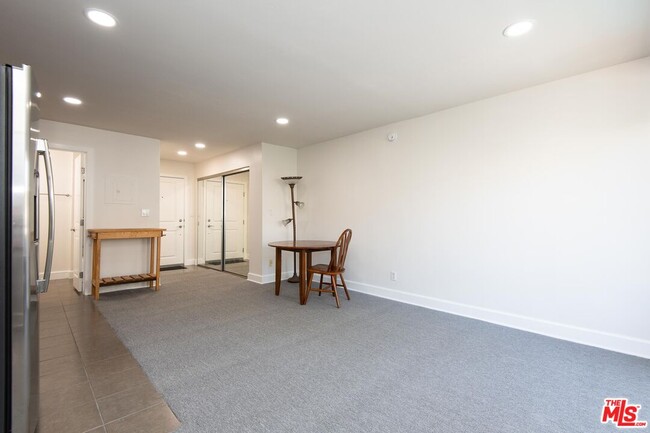 Building Photo - 10982 Roebling Ave