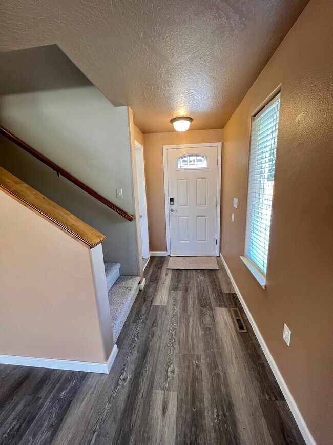 Foto del edificio - 943 Glengrove Ave