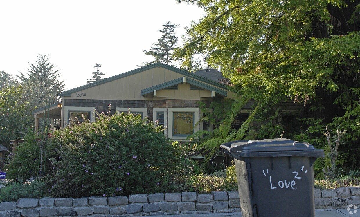 Foto del edificio - 574-576 Arlington Ave