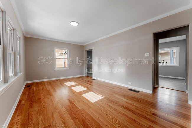 Building Photo - 3303 Division St