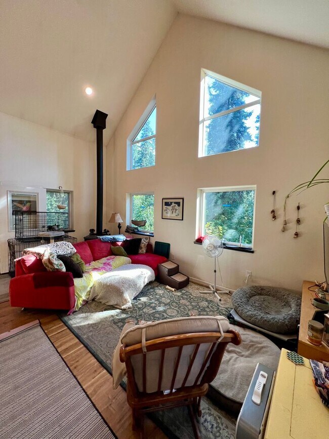 Foto del edificio - 2715 Tall Spruce Rd