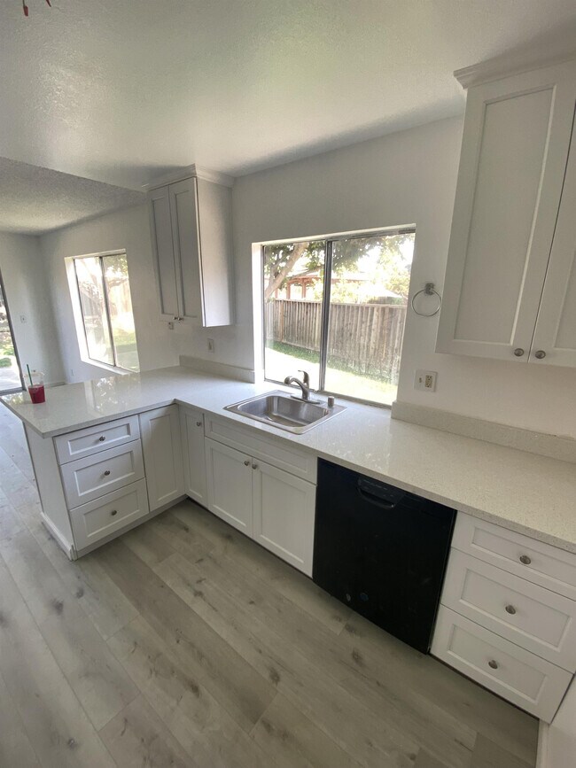 Building Photo - 3250 Boswall Ct