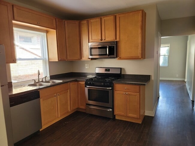 Building Photo - Spacious 2 bedroom 2 bath Raised Ranch