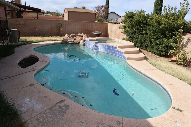 Building Photo - Beautiful Home with POOL & SPA for relaxing !