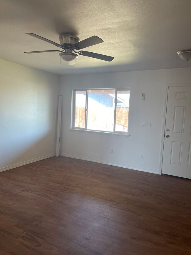 Building Photo - 4-Bedroom Home with Open Floor Plan and Fe...
