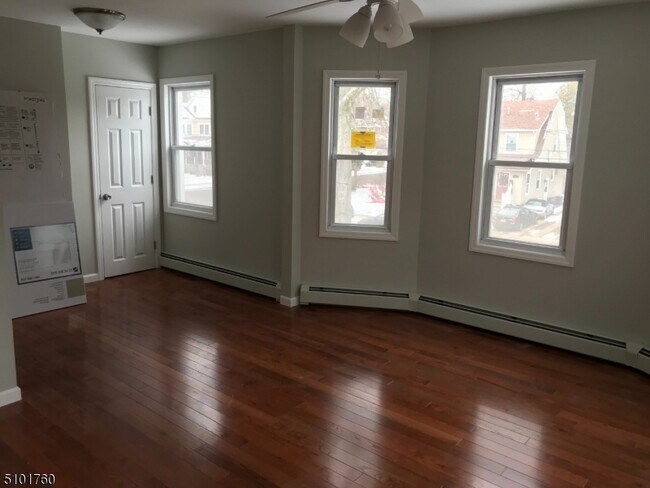 Building Photo - 569 Cumberland St