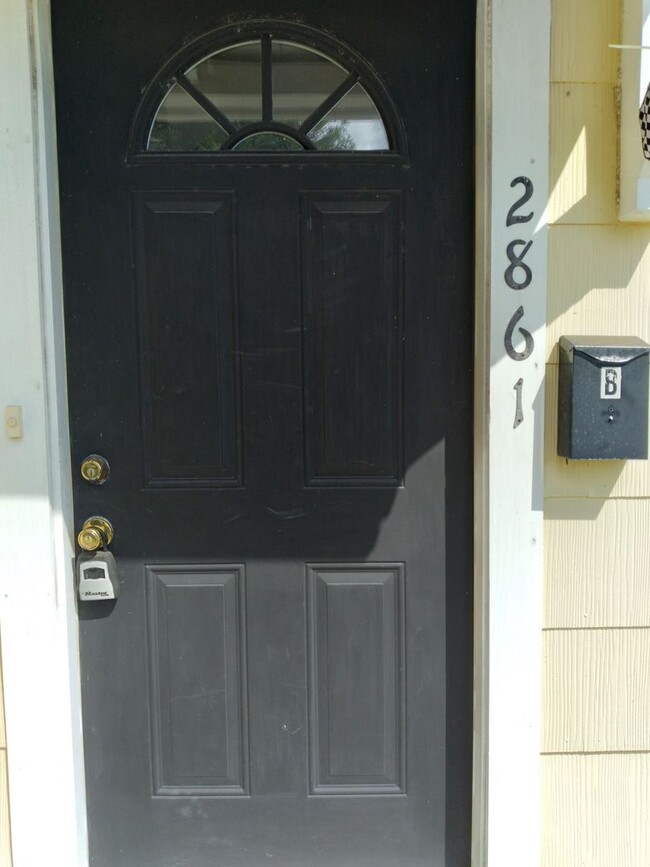 Building Photo - Large 2 bedroom