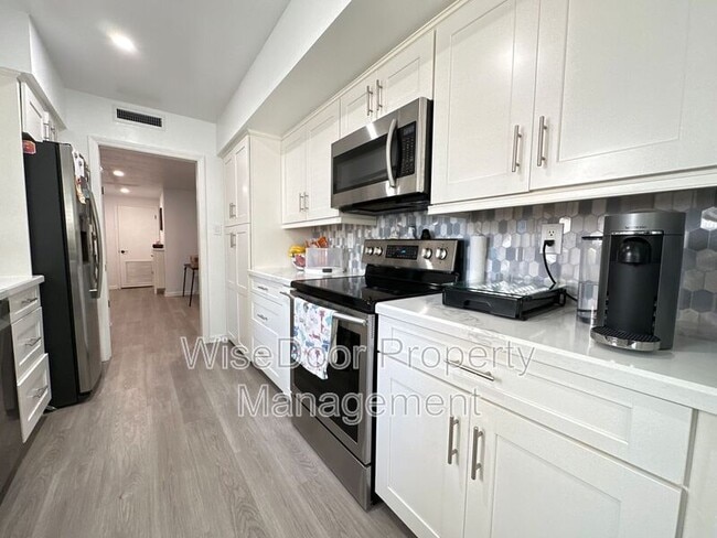 Foto del edificio - 12035 Beverly Blvd
