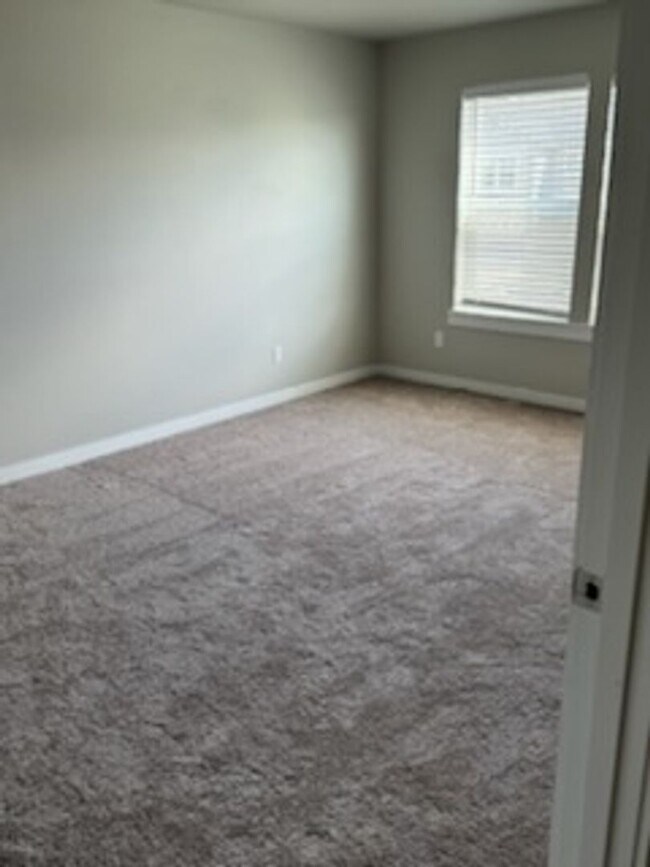 Foto del edificio - Whether you just want the extra room or need it for your family, our townhomes are calling!!