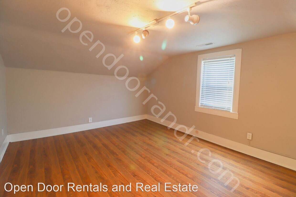 Foto principal - 3 br, 2 bath House - 111 W 17th st