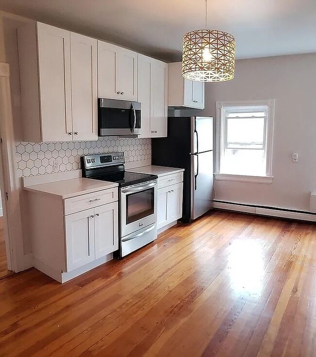 Stove, Microwave, Fridge - 42 Hidden St
