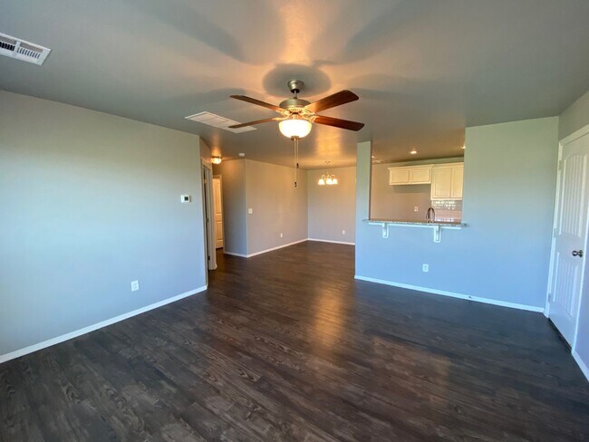 Foto del edificio - 3 Bed 2 Bath 2 Car Garage Duplex In Piedmo...