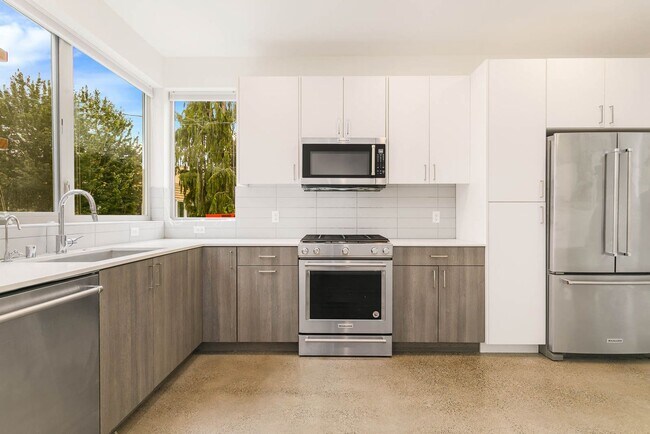 Foto del edificio - 3 Bedroom Modern Industrial Townhome with City Views & Rooftop Oasis