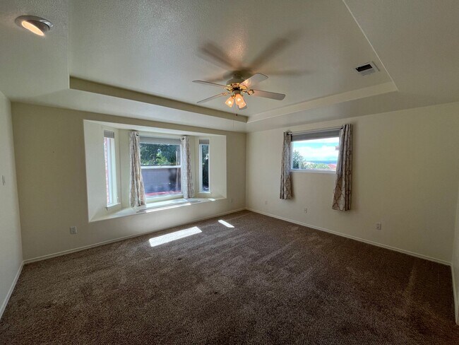 Building Photo - Quaint 3 Bedroom 2 Bathroom Home In Quinte...