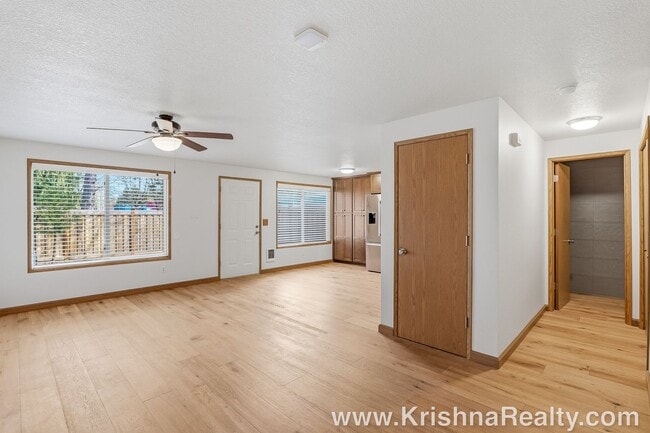 Building Photo - Modern 3 BD | 2.5 BA | 1,476 SF | 1-Car Garage | Solar Panels | Mountain View Community