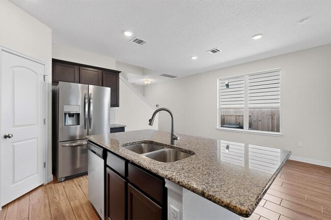 Foto del edificio - 8302 Cottage Rose Dr