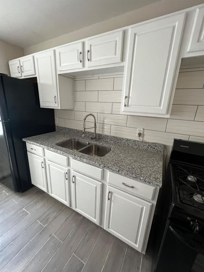 Building Photo - Home Short Drive to the Beach! MOVE IN SPECIAL!!!