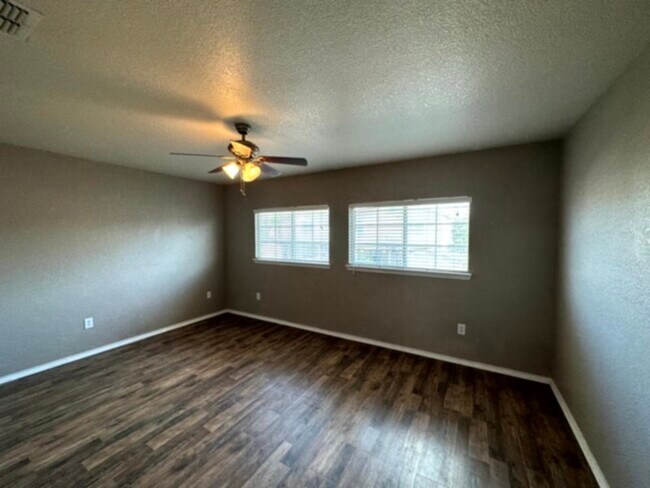 Foto del edificio - Open airy floor plan ready for immediate m...